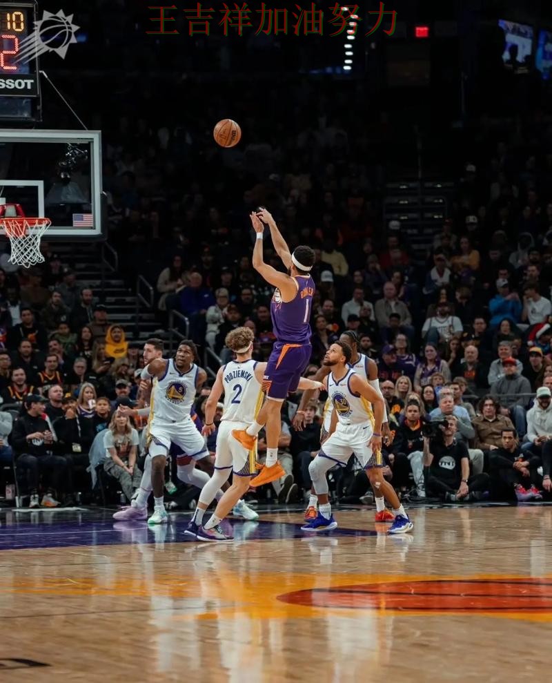 布克状态回升引发热议 进攻效率提升成为亮点